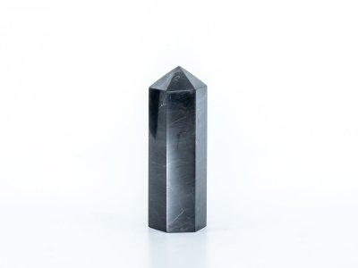 Fasetowany obelisk szungitowy